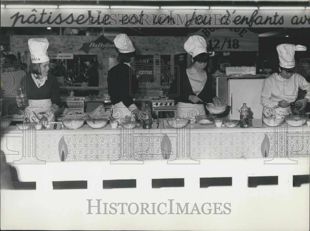 1963 Press Photo Girls Compete Pastry Cooking Contest Porte De Versailles - Historic Images