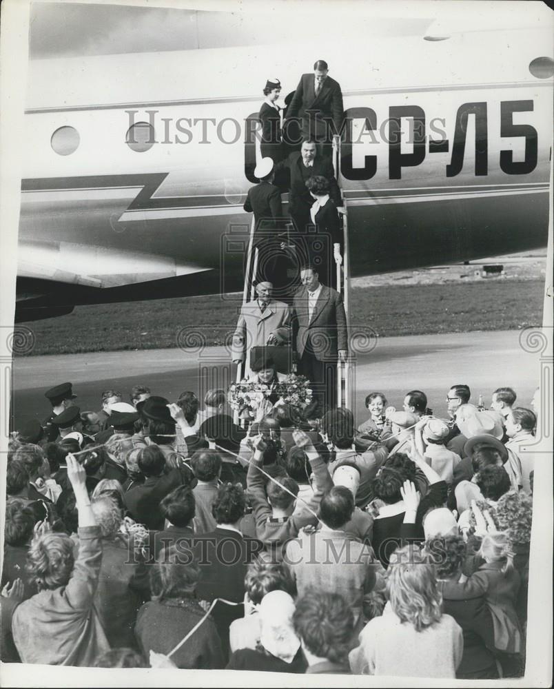 1958 Press Photo Moscow Arts Theater Company arrives in London - Historic Images