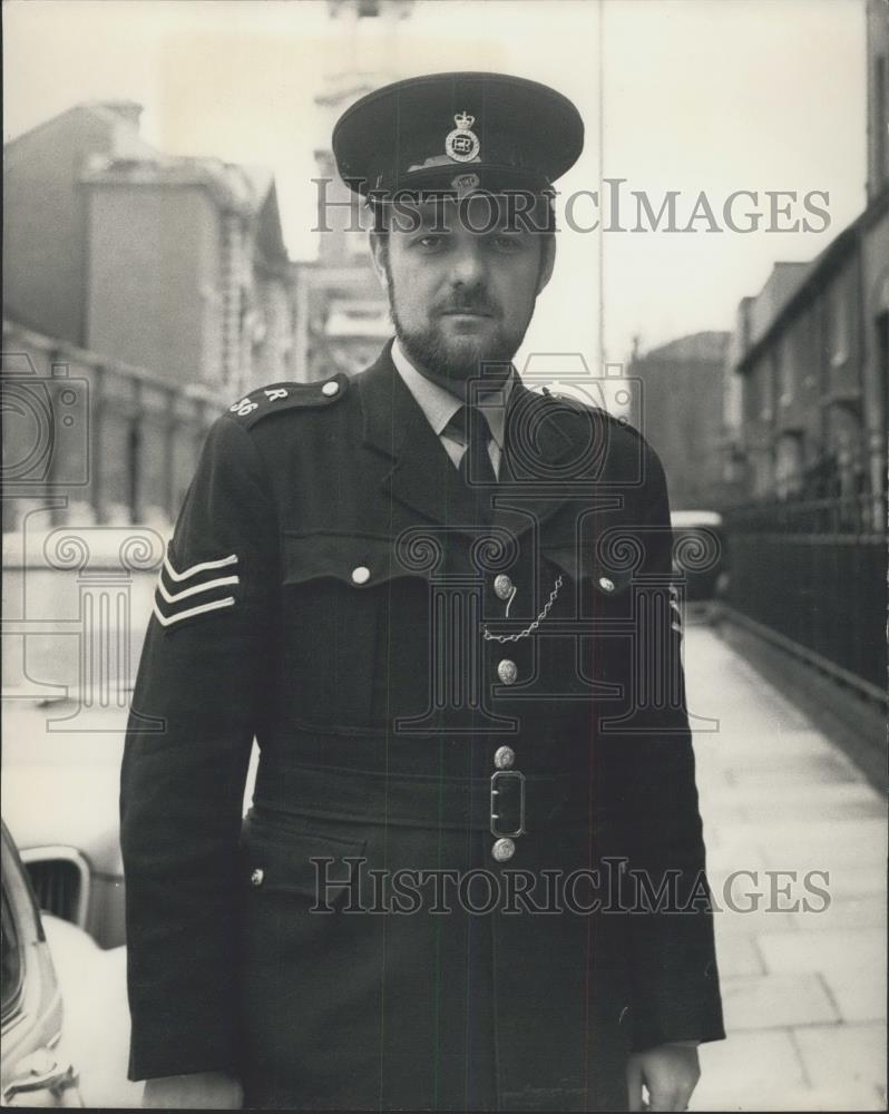 1971 Press Photo Sergeant Barry Wright ,priest and policeman - Historic Images