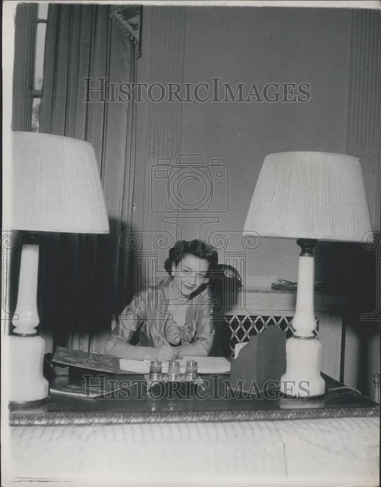 Press Photo Lady Mary Baillie-Hamilton at her home - Historic Images