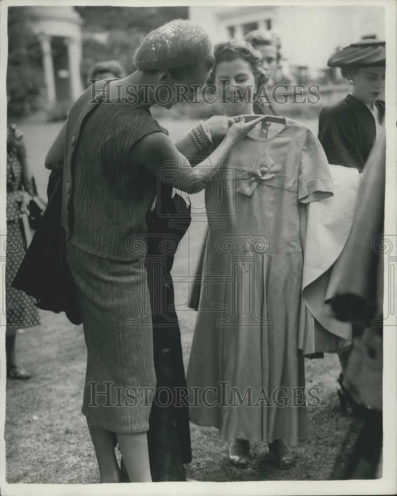 1957 Press Photo Former Model Becomes Saleswoman for Charity - Historic Images