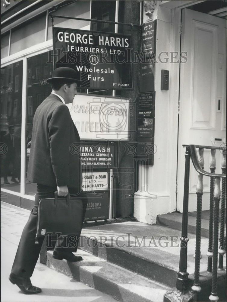 Press Photo Merchant Banker D.E. Neyland Entering &quot;Samson &amp; Delilah&quot; - Historic Images