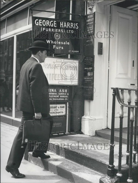 Press Photo Merchant Banker D.E. Neyland Entering "Samson & Delilah" - Historic Images