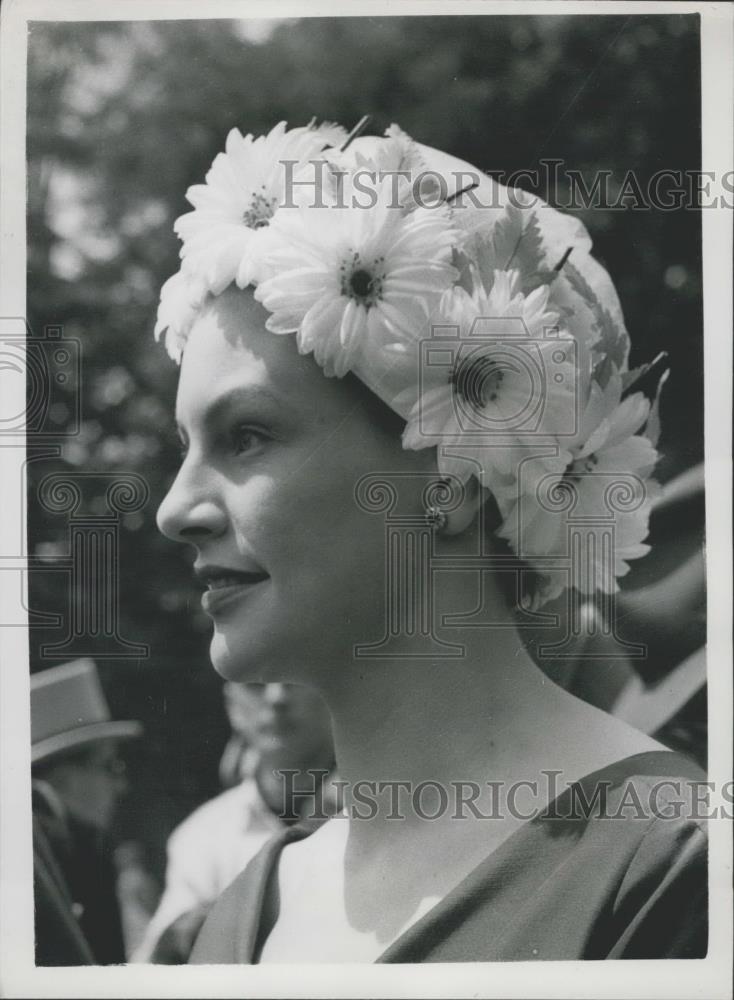 1958 Press Photo Mrs Robert Adams, White Tulle Hat, Royal Ascot - Historic Images