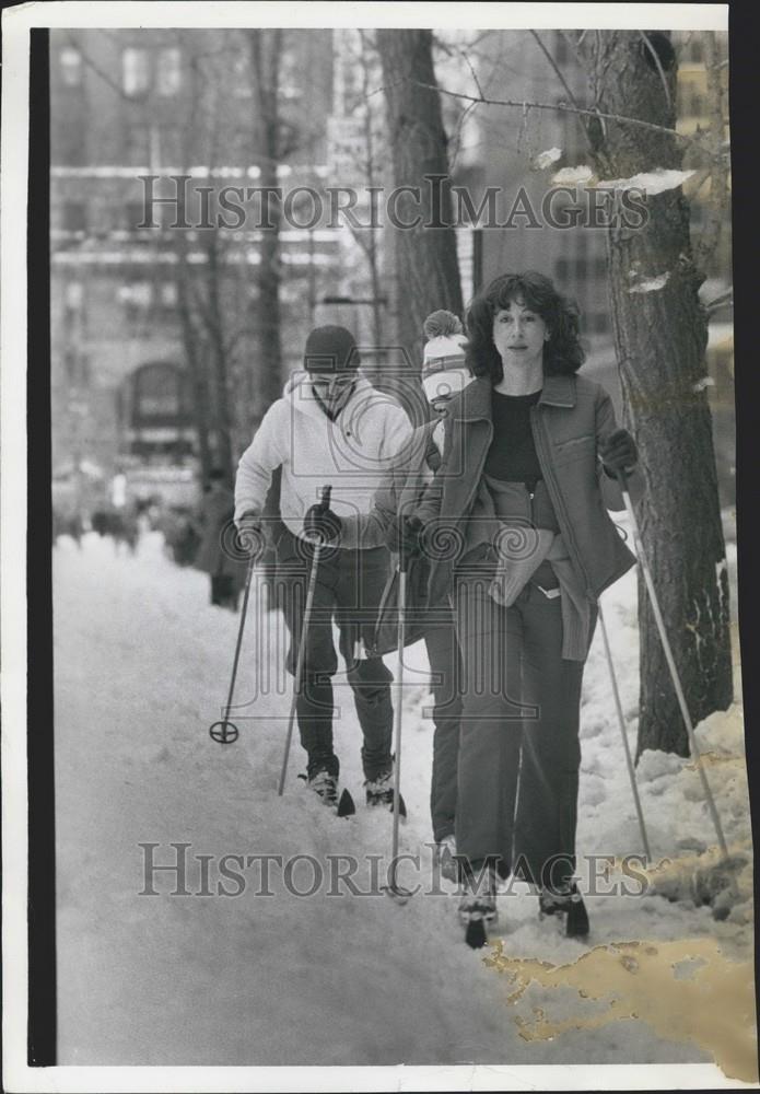 Press Photo Cross Country skiing in snowy New York - Historic Images