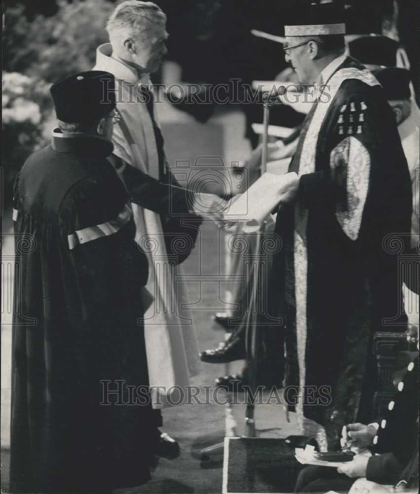 1963 Press Photo George Woodcock Secretary of TUC Receives Doctorate - Historic Images