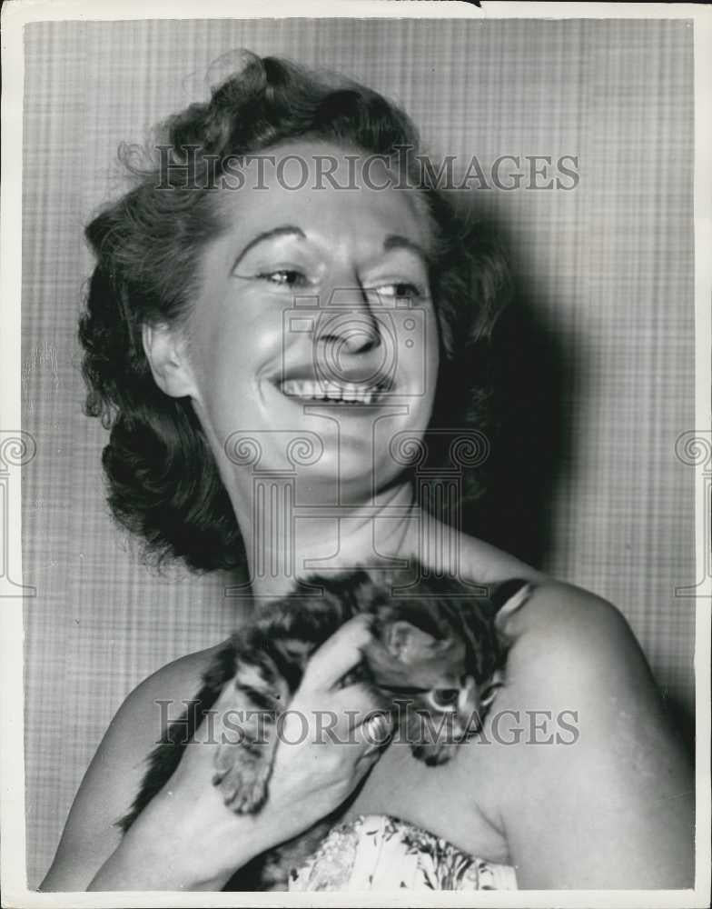 1956 Press Photo Mrs. Campbell-Muir and her kitten - Historic Images