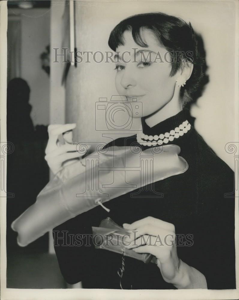 1954 Press Photo Fiona Barlow Unique Inflatable Coat Hanger Plastic British Fair - Historic Images