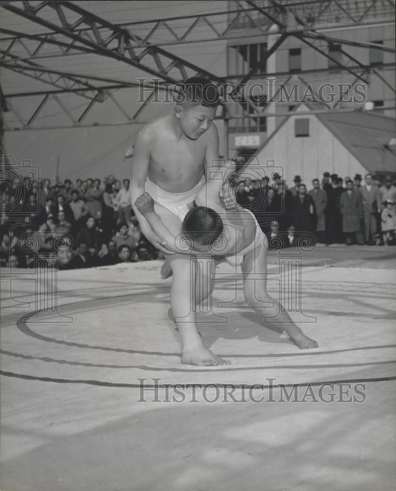 Press Photo Parents Watch as Children Wrestle During Sumo Tournament in Japan - Historic Images