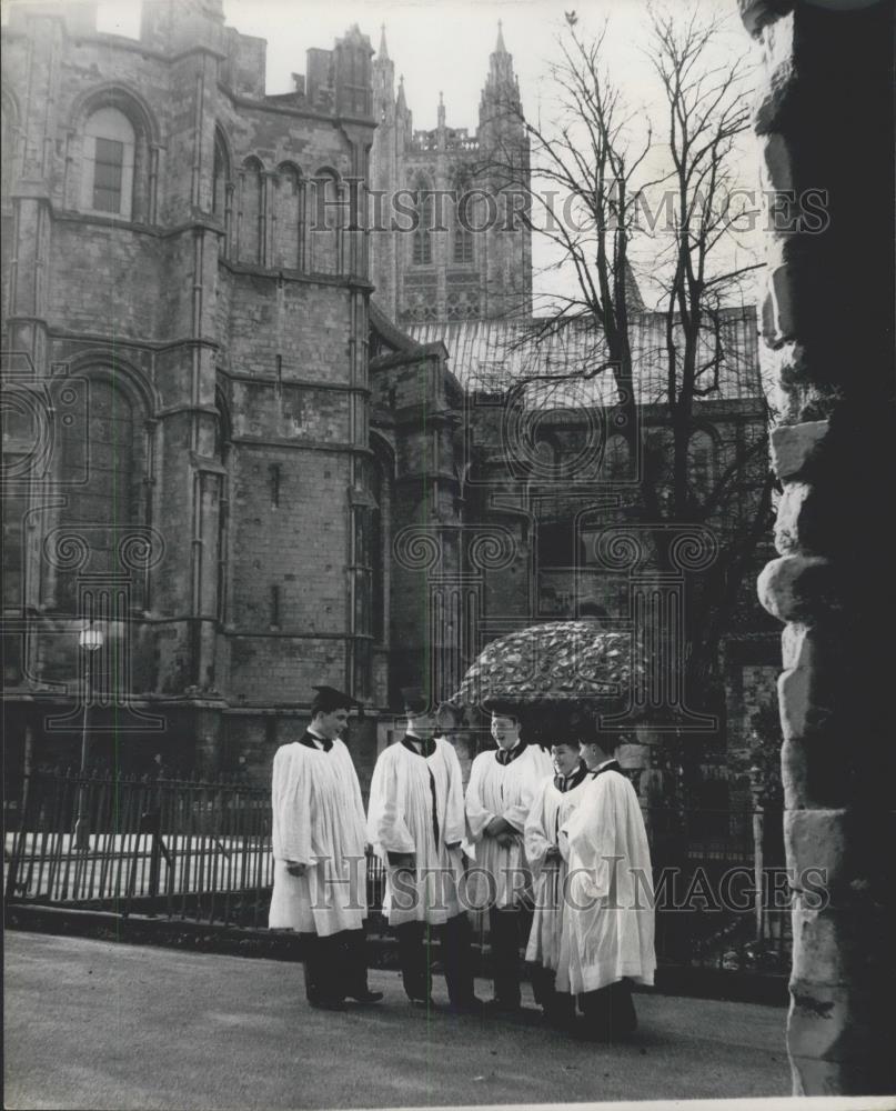 Press Photo King&#39;s Scholars Chat Before Britain&#39;s Oldest Public School - Historic Images