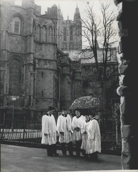Press Photo King's Scholars Chat Before Britain's Oldest Public School - Historic Images