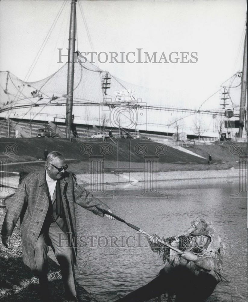 1971 Press Photo Carl Mertz, Chairman of Olympic Building Corporation at lake - Historic Images