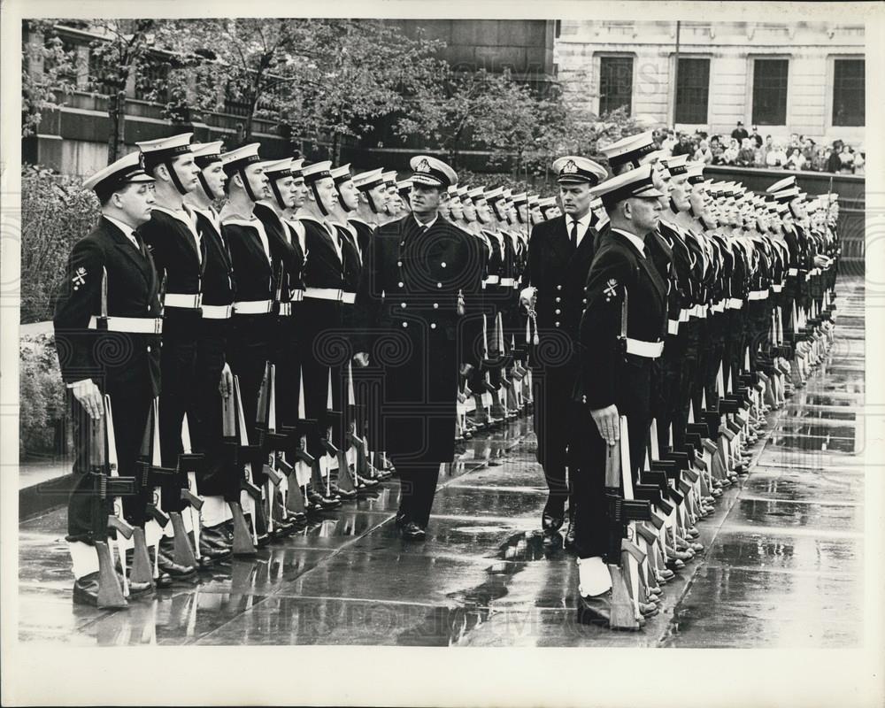 1967 Press Photo Duke of Edinburgh inspects a guard of honour - Historic Images