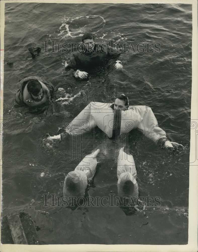 1958 Press Photo Naval Arman A. Seaton tests Hydrostatic release units - Historic Images