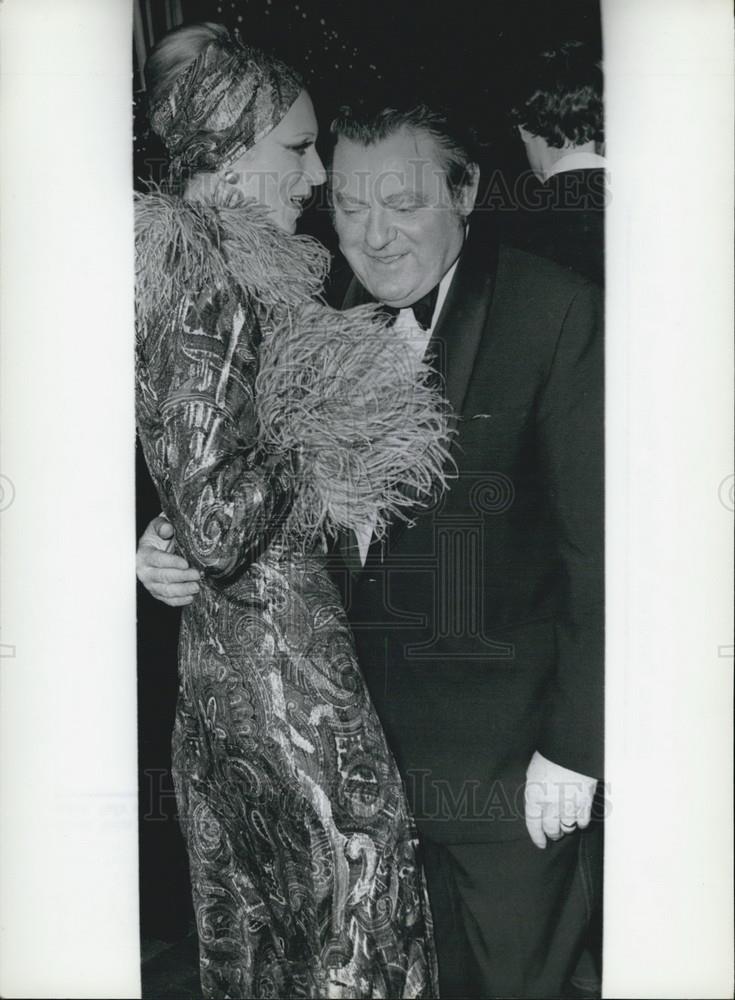 1974 Press Photo Franz Josef Strauss dancing with singer/dancer Margot Werner - Historic Images