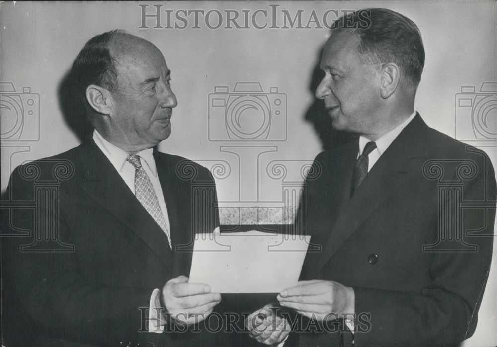 1961 Press Photo Adlai Stevenson Presents Credentials - Historic Images