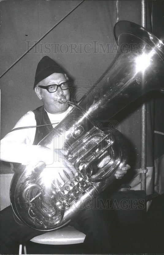 1972 Press Photo Pres of Olympic Building Corp Carl Mertz and a horn - Historic Images