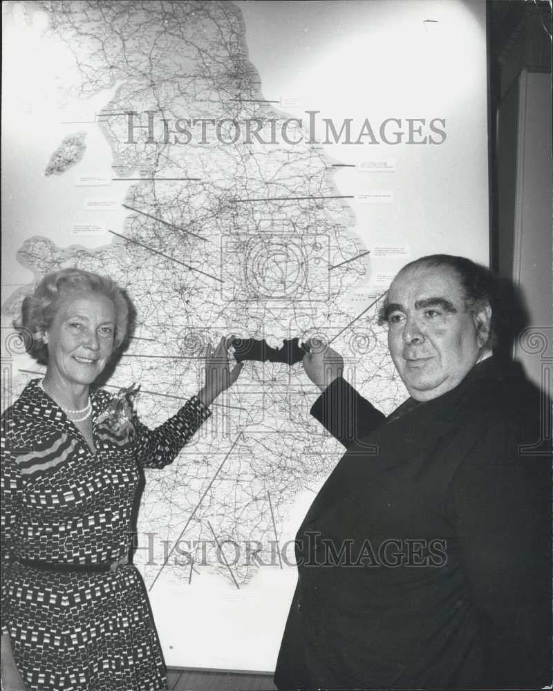 1975 Press Photo Lord Goodman &amp; Lady Robson &amp; map of England - Historic Images