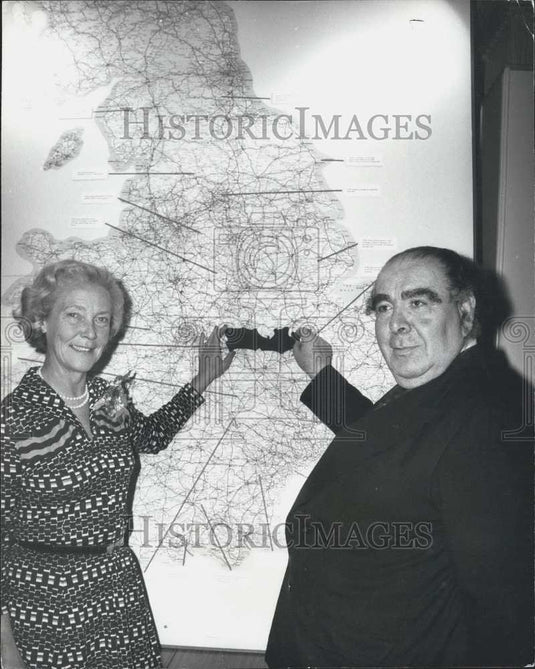 1975 Press Photo Lord Goodman & Lady Robson & map of England - Historic Images