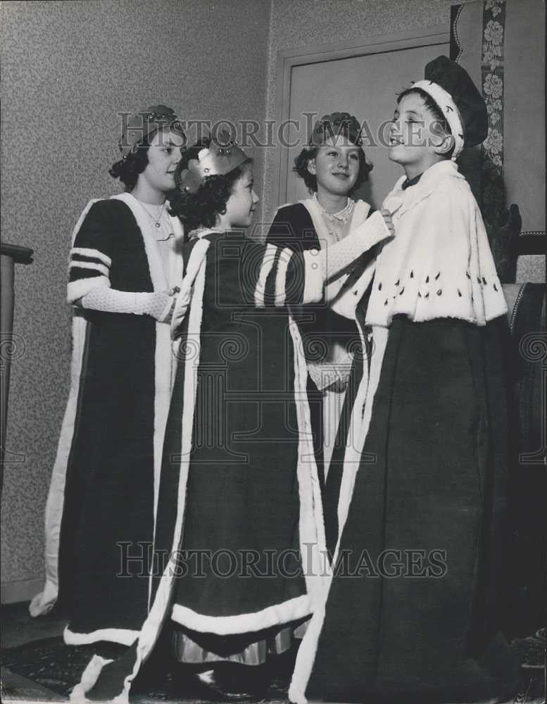 Press Photo Ronnie Gardner &amp;Wendy Cox Playing the Coronation Game - Historic Images