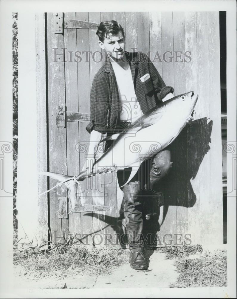 Press Photo Howard Morrison and tuna fish he caught - Historic Images