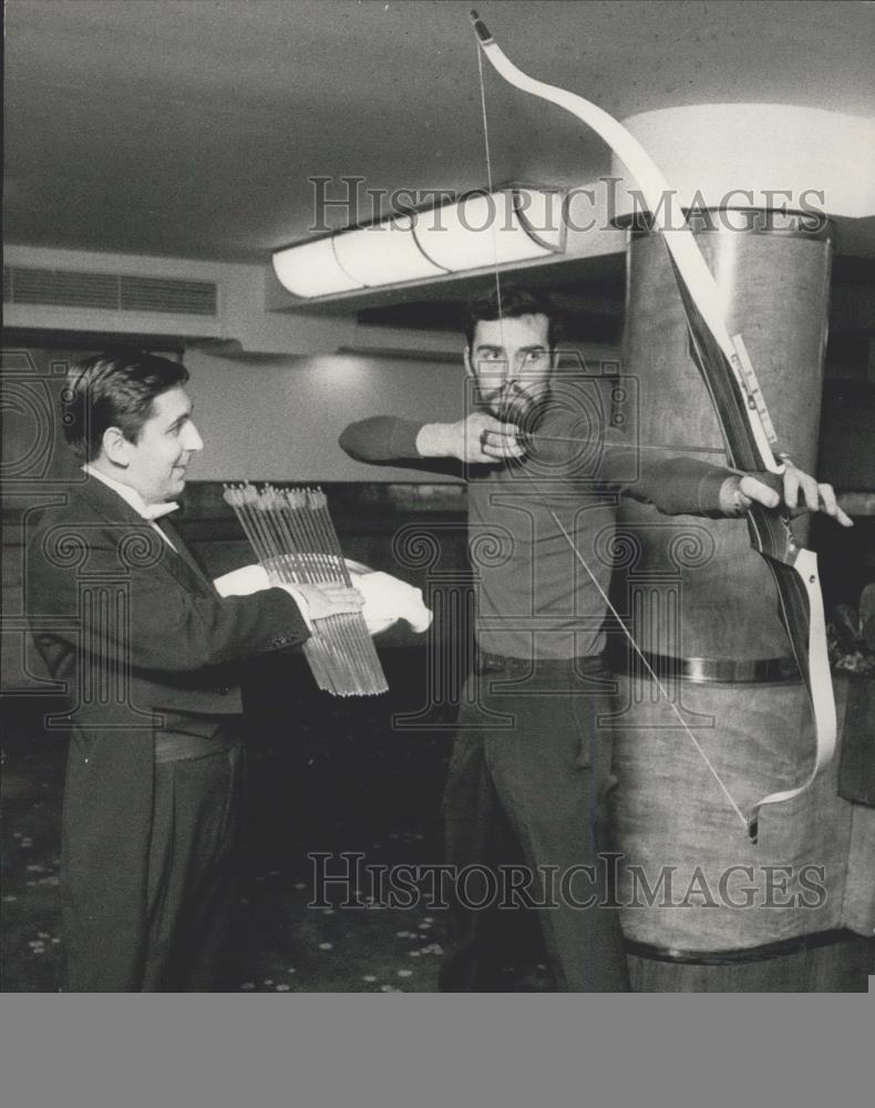 1972 Press Photo Celso Alvarez &#39;&#39;Serves&#39;&#39; Arrows To Archer Brian Wright - Historic Images