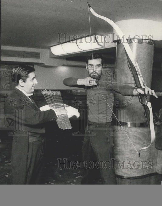 1972 Press Photo Celso Alvarez ''Serves'' Arrows To Archer Brian Wright - Historic Images