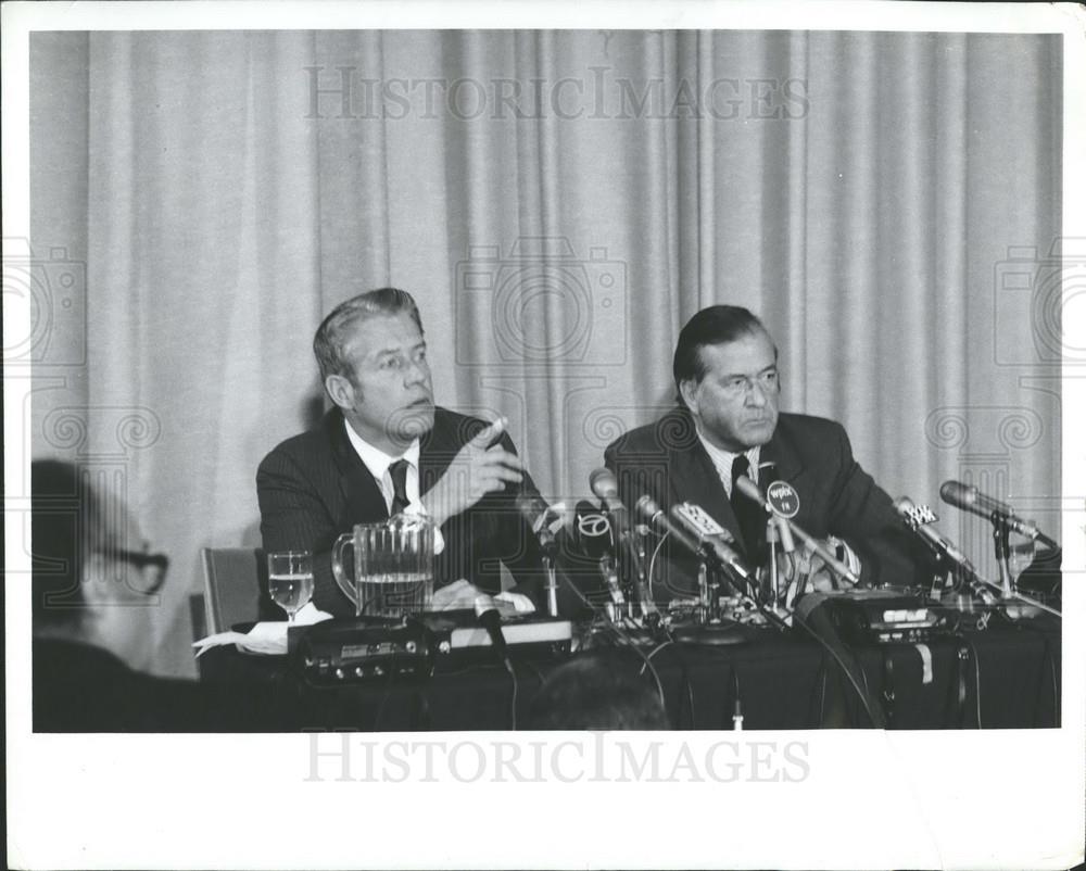 1972 Press Photo CEO of Life Magazine Announces Magazine Will Fold - Historic Images