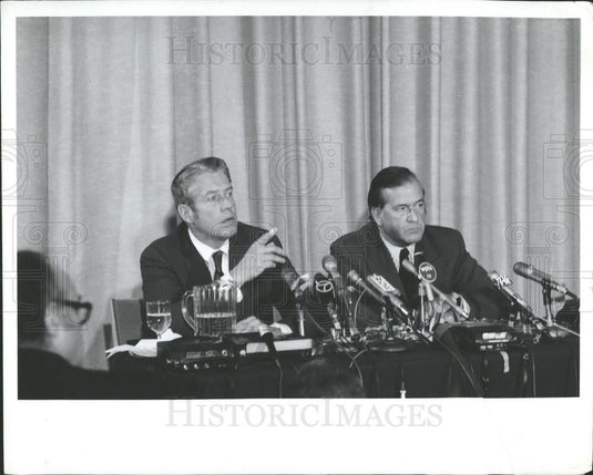 1972 Press Photo CEO of Life Magazine Announces Magazine Will Fold - Historic Images