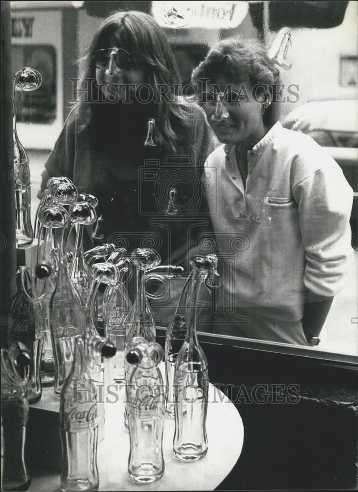 1983 Press Photo First Nose Window For Shoppers in Switzerland - Historic Images