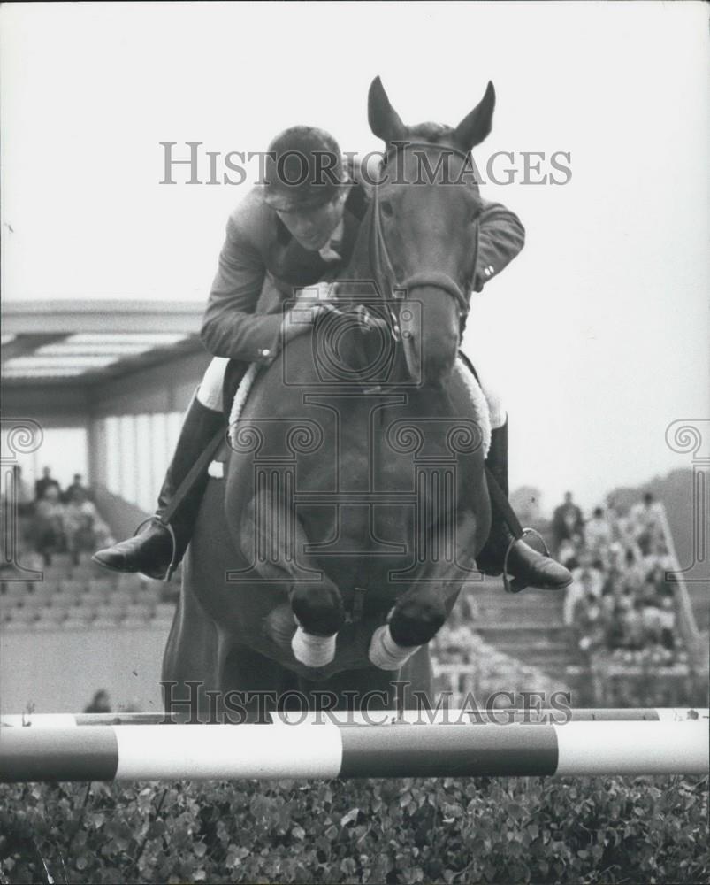 1974 Press Photo David Broome on &quot; Sportsman&quot; - Historic Images
