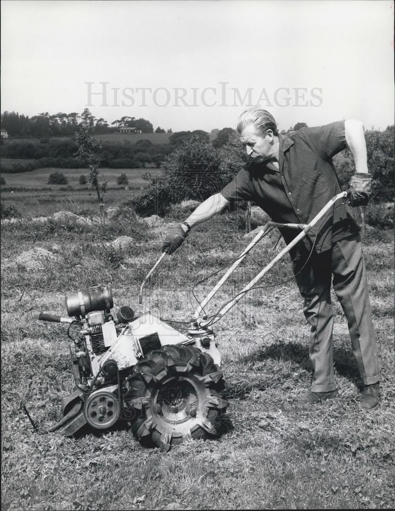 1967 Press Photo Colonel Leslie Lohan, At Home In The Country - Historic Images