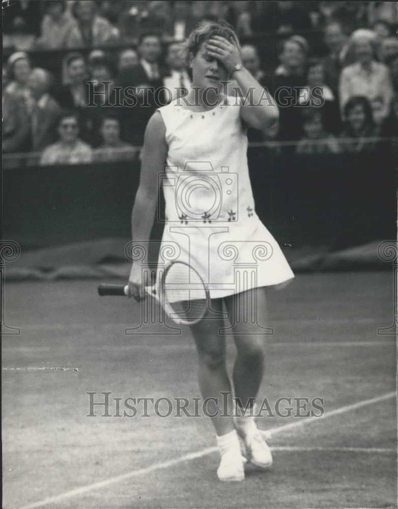 1958 Press Photo Shirley Bloomer Tennis Player After Loss Wimbledon Gibson - Historic Images