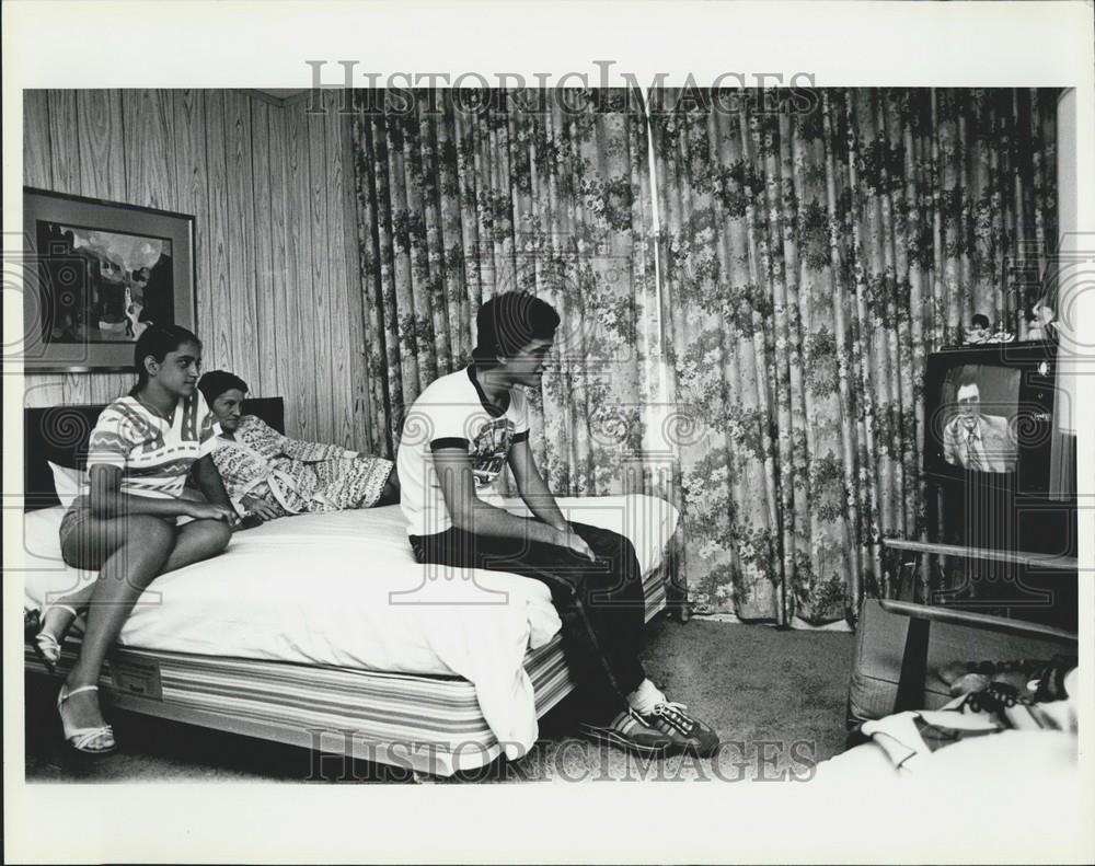 Press Photo 18 Year Old Cuban Refugee &amp; Family at Hotel In Miami - Historic Images