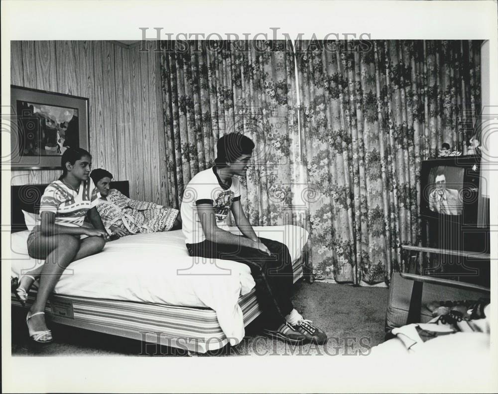 Press Photo 18 Year Old Cuban Refugee & Family at Hotel In Miami - Historic Images