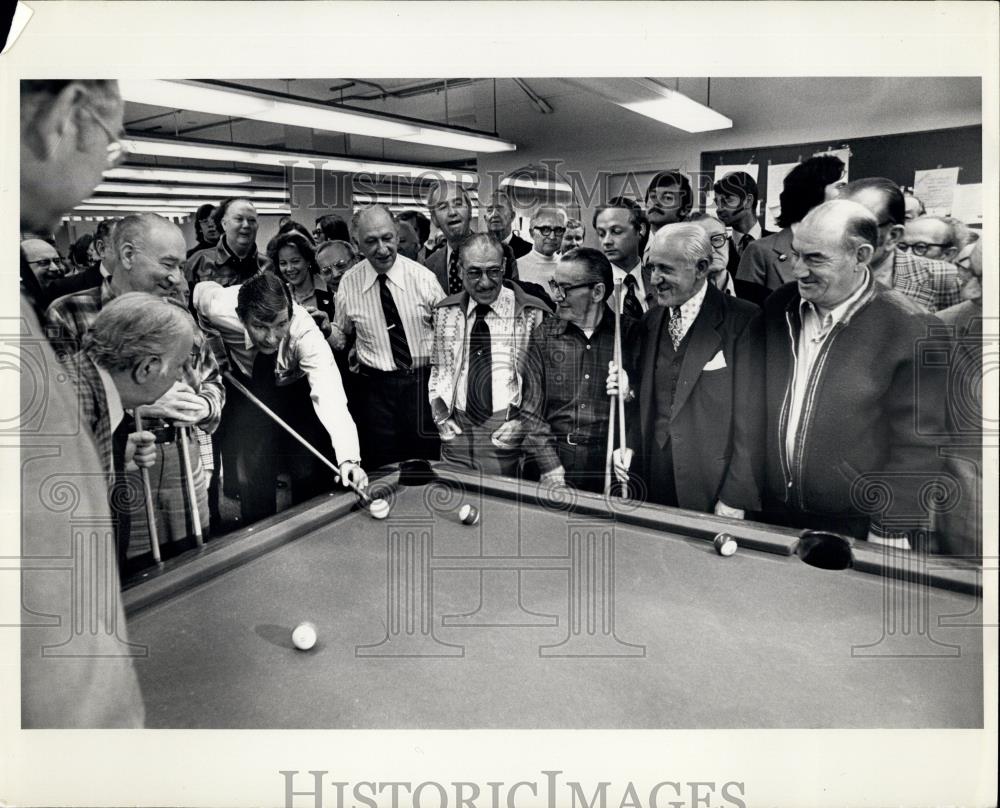 1976 Press Photo Morris K Udall, Democratic Presidential candidate playing pool - Historic Images