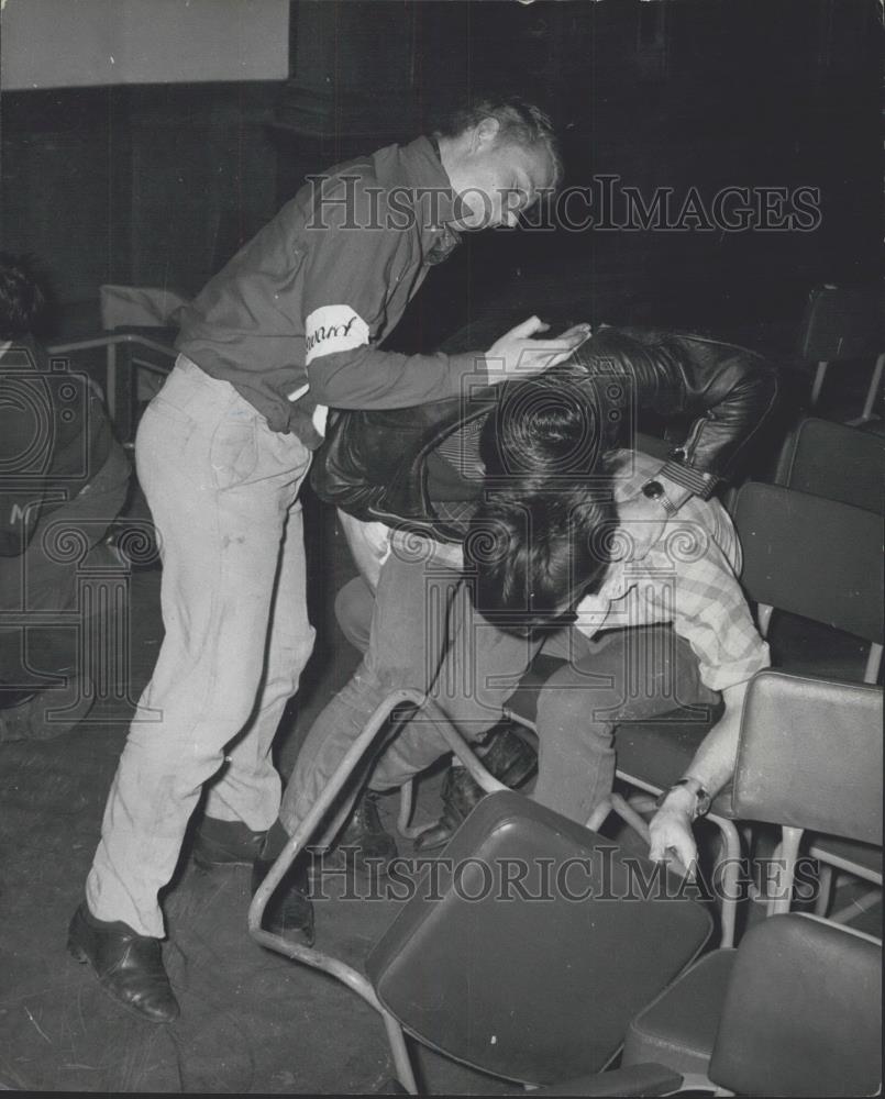 1961 Press Photo A steward and demonstrators during the race riot in Britain - Historic Images