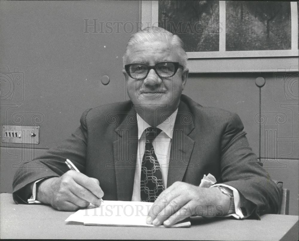 1975 Press Photo Sir Francis McFadzean,chairman of British Airways - Historic Images