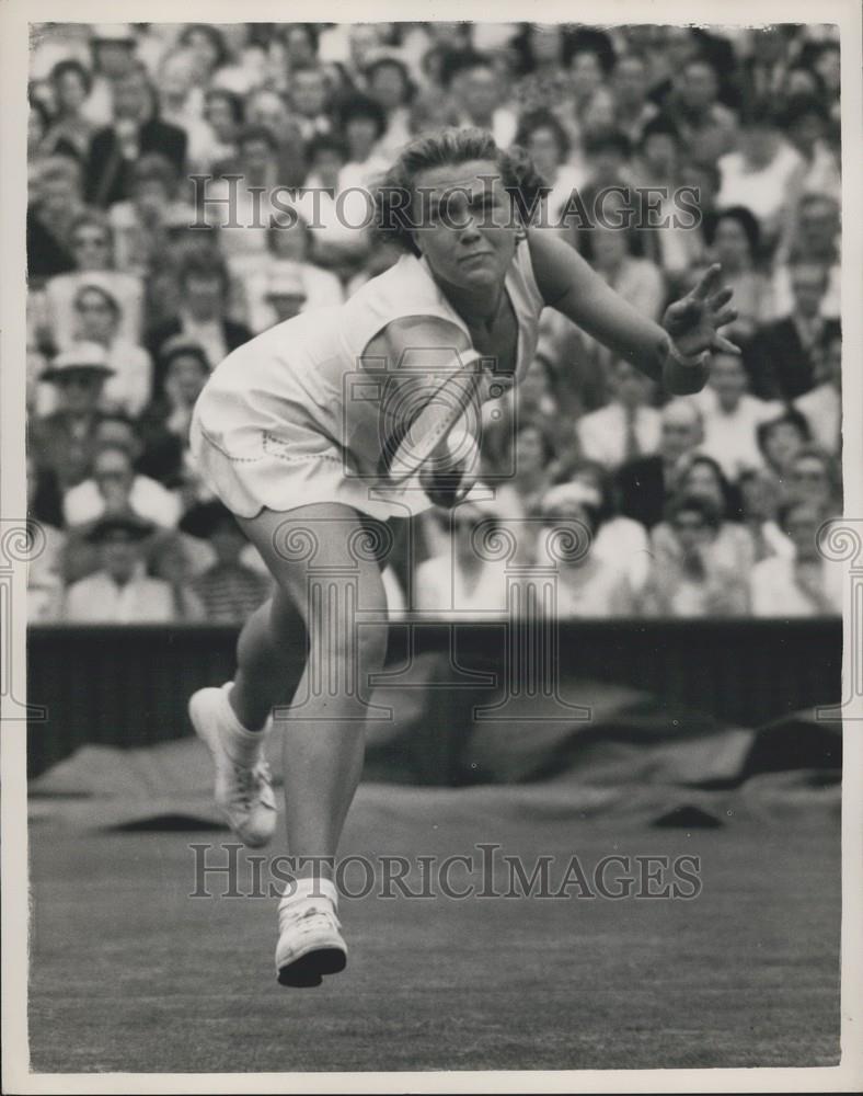 Press Photo Pat Ward in play at Wimbledon Tennis Championships - Historic Images