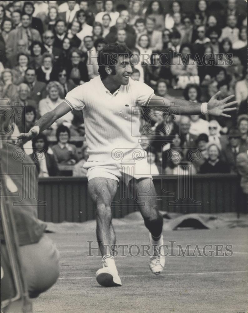 1971 Press Photo Orantes (Spain) in action at Wimbledon - Historic Images