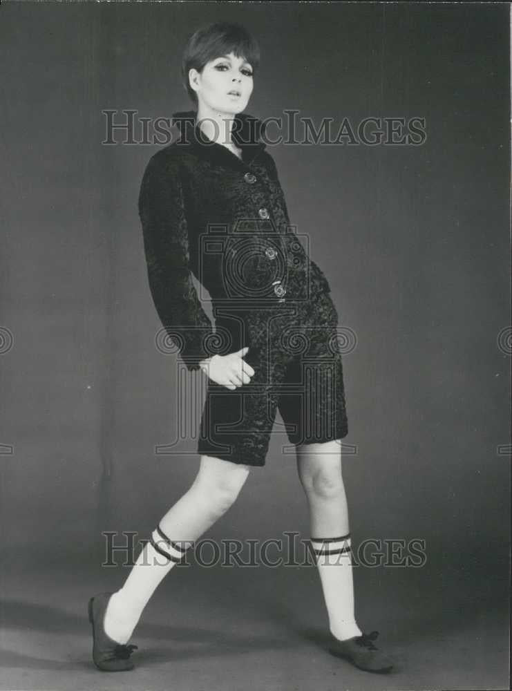 Press Photo Astrakhan Outfit by dressmaker Chomber - Historic Images