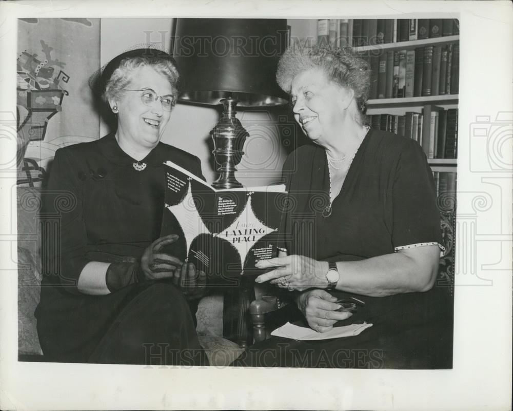 1985 Press Photo Eleanor Roosevelt receives World Peace Booklet - Historic Images