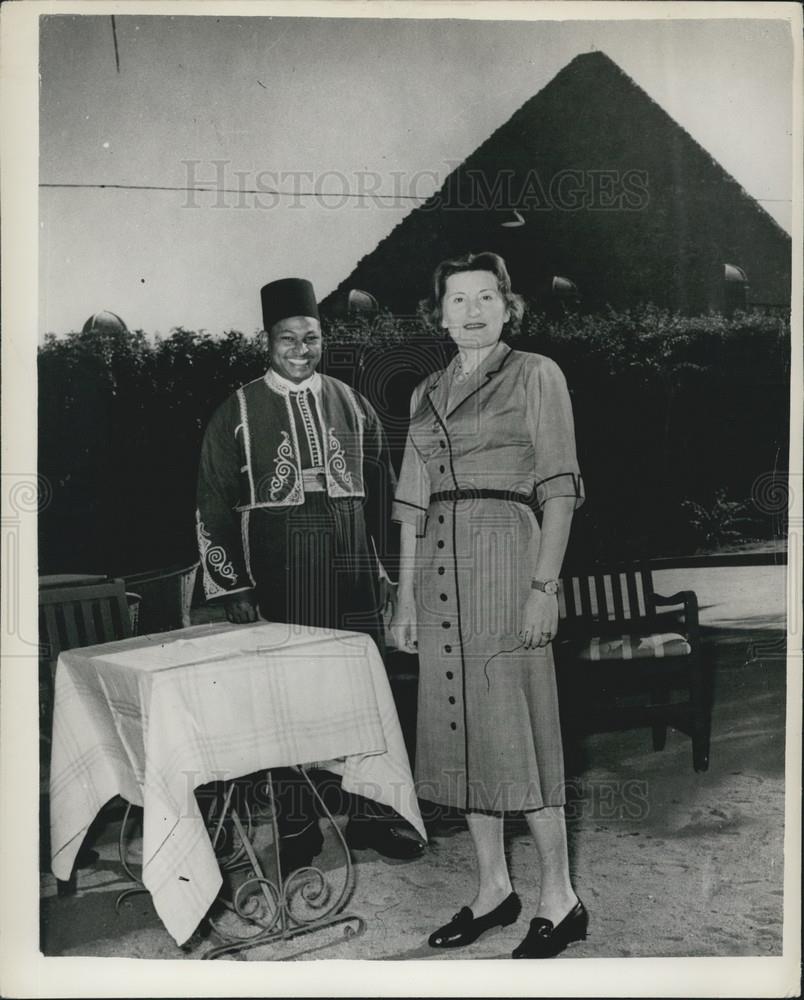 1955 Press Photo Countess Edda Ciano on visit to the Pyramids - Historic Images