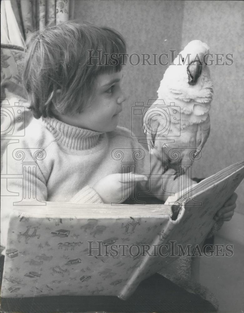 Press Photo Sally Anne and her pet cockatoo - Historic Images