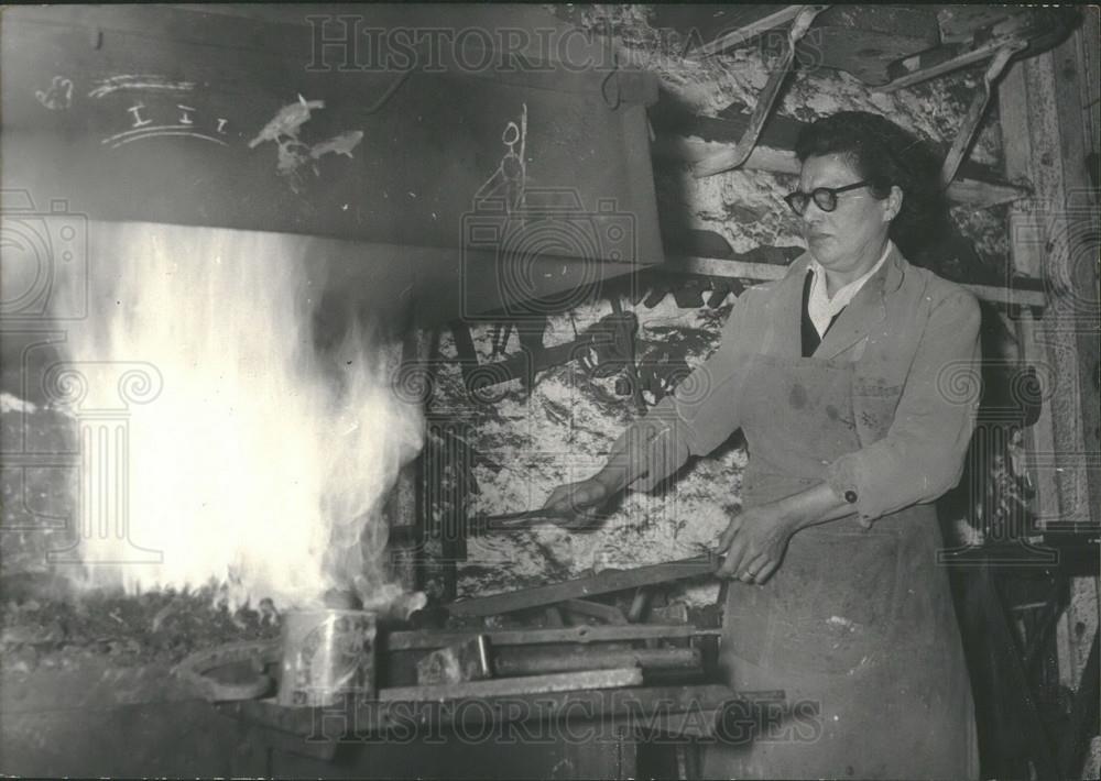 1958 Press Photo France's youngest Grandmother ,34 yr old MME Mazurier - Historic Images