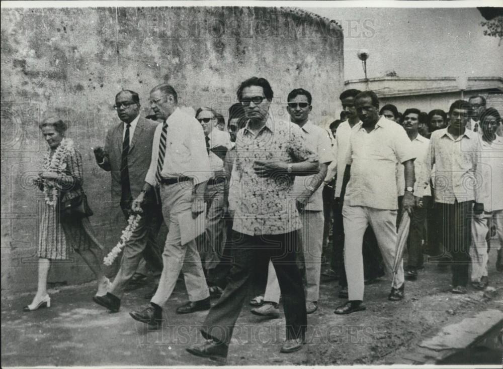 1976 Press Photo Robert McNamara World Bank President Wife South Africa Visit - Historic Images