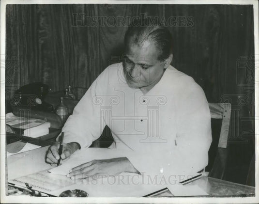 1959 Press Photo Ceylon's New Prime Minister Mr Dahanayake Signing 1st Document - Historic Images