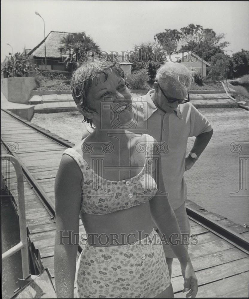 1972 Press Photo Mrs Marjorie Townsend, Kenya Beach - Historic Images