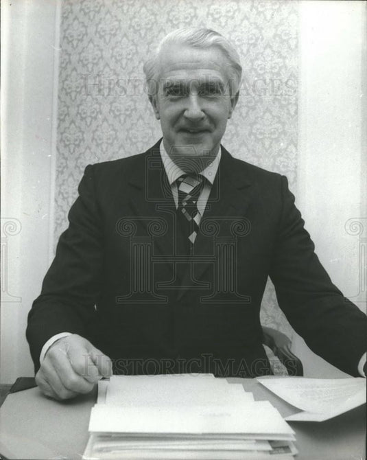 Press Photo George Pinker Surgeon Gynecologist Queen Elizabeth II Harley Street - Historic Images