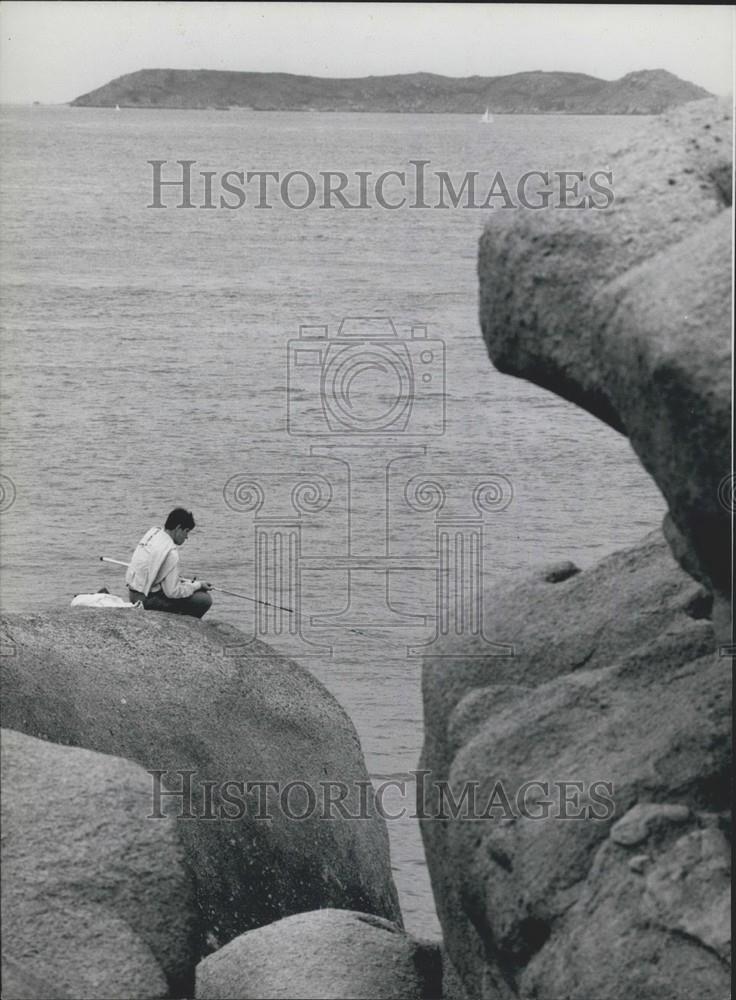 Press Photo North Coast of Brittany,a lone fisherman - Historic Images